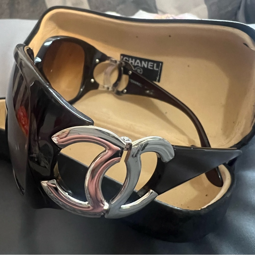 CHANEL
Brown Frame CC silver Logo Sunglasses